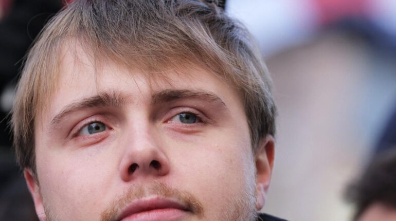 Louis Boyard répond enfin aux accusations sur sa montre : « Elle vaut 295 euros, la voici… » 10 signes qui montrent qu'une relation actualité politique France Désinformation La France Insoumise Louis Boyard polémique