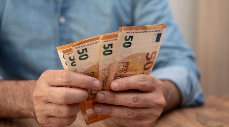 Ce signe discret que seuls les vrais riches adoptent sans même s’en rendre compte comportement Discrétion psychologie Richesse Style de vie