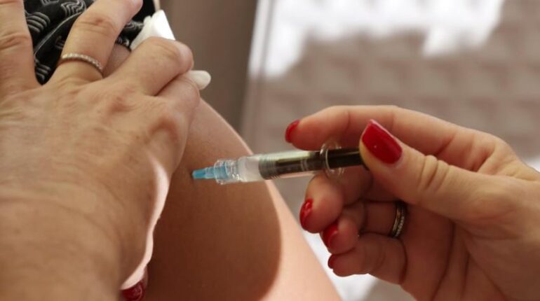 Seuls 21% des soignants d’Ehpad acceptent de se faire vacciner : voici ce qui pourrait tout changer Ehpad grippe obligation vaccinale Santé Publique soignants vaccination obligatoire