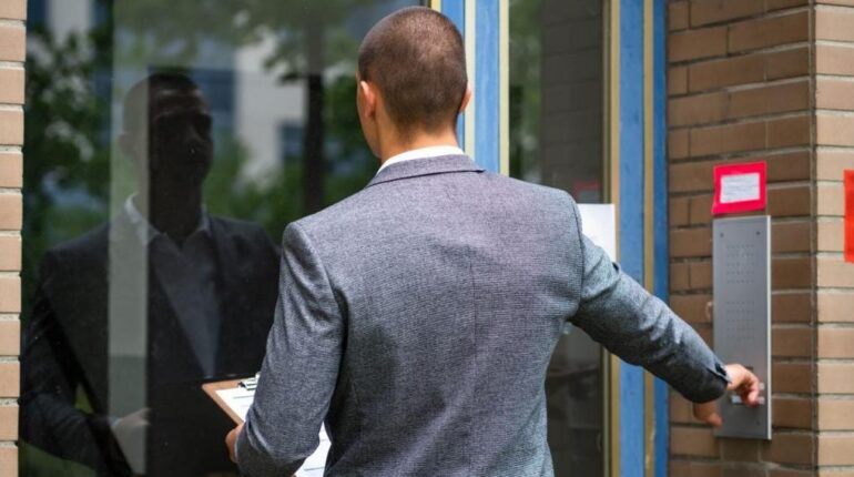À 76 ans, ce geste désespéré que personne n’a pu empêcher malgré l’intervention immédiate d’un policier Expulsion faits divers injustice précarité Suicide Vieillesse