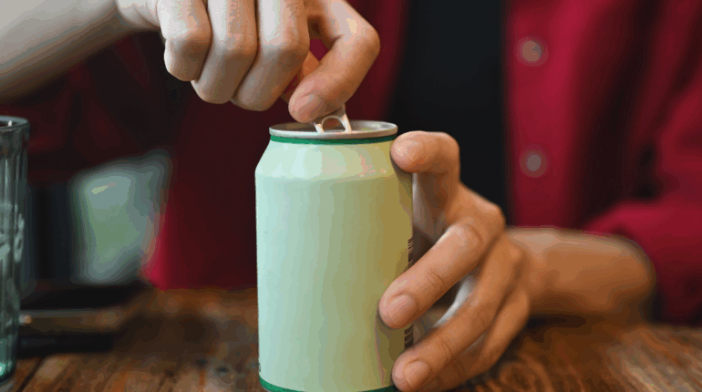 Sodas « light » : la vérité que cette étude sur 124 000 personnes révèle sur votre foie Boissons énergisantes Cancer du foie étude Maladie hépatique santé nutrition Sodas