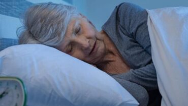 Ce détail nocturne que vous ignorez pourrait révéler Alzheimer des années avant les premiers symptômes Alzheimer Boissons énergisantes Cognition Hygiène de sommeil mémoire Troubles du sommeil