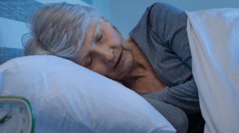 Ce détail nocturne que vous ignorez pourrait révéler Alzheimer des années avant les premiers symptômes Alzheimer Boissons énergisantes Cognition Hygiène de sommeil mémoire Troubles du sommeil