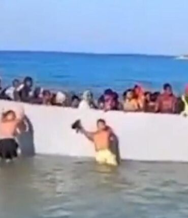 En Grèce, ces images de baigneurs qui font l&rsquo;impensable face à 60 migrants