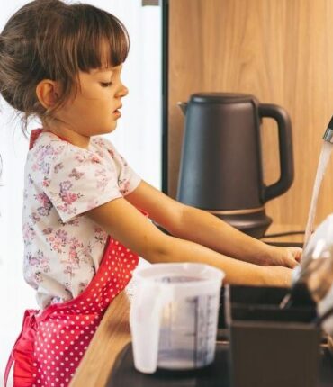 Cette mère célibataire divise TikTok : « À 5 ans, mes enfants payent les factures et… »