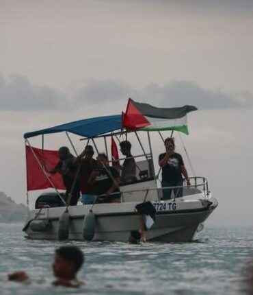 473 militants humanitaires transférés en prison israélienne : Mathilde Panot exige l’expulsion de l’ambassadeur