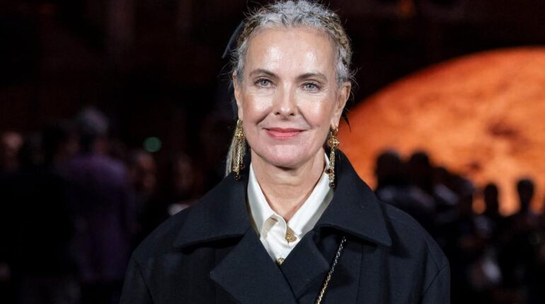 « J’ai pas fait exprès » : Carole Bouquet révèle la vraie raison de sa métamorphose capillaire qui affole les réseaux Amour moderne Carole Bouquet Ces actrices Cinéma coiffures Emily Deschanel Transformation capillaire