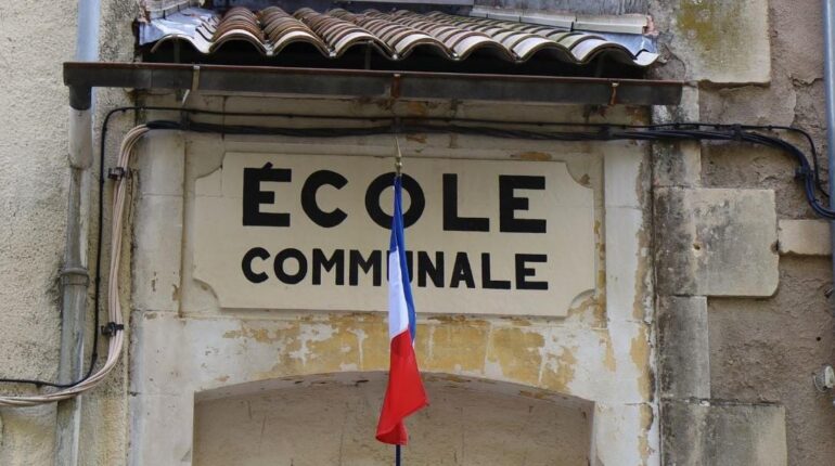 « Vacances d’automne » et « fin d’année » : la proposition qui divise les syndicats enseignants Éducation nationale Laïcité Réforme scolaire Syndicats enseignants Vacances scolaires