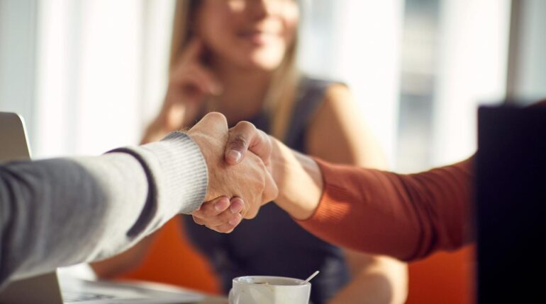 Ce geste si simple qui peut vous coûter votre emploi : le secret du recruteur australien dévoilé candidats emblématiques 12 coups de midi Culture d'entreprise Cumul Emploi-Retraite Entretien d'embauche Recrutement Soft skills