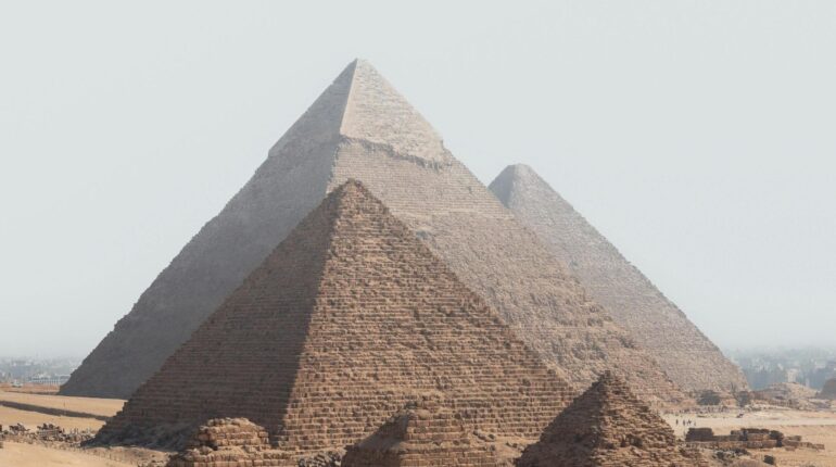 La plus petite pyramide de Gizeh cache ce que personne n’a vu depuis 4 000 ans Archéologie découverte Égypte ancienne histoire Monuments Pyramide de Gizeh