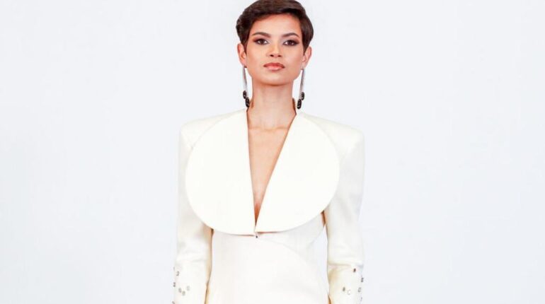 Les photos en maillot qui font déjà parler toute la France : Ève Gilles dans la sélection finale Amour moderne Concours de beauté Eve Gilles Miss France 2016 et ses minis tresses collées Miss Univers Thaïlande