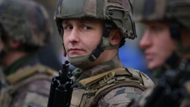 Débat société Défense nationale Jeunesse Pilates Reformer Politique française Service militaire Volontariat