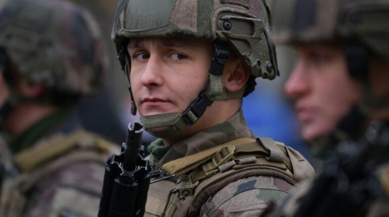 Service militaire : la réaction inattendue d’un sénateur qui remet tout en question Débat société Défense nationale Jeunesse Pilates Reformer Politique française Service militaire Volontariat