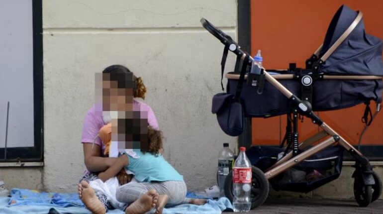 À Marseille, enceinte de 8 mois avec trois enfants, elle est abandonnée à la rue malgré la décision de justice Aide au logement allaité trois enfants faits divers Marseille famille injustice précarité Revenu de solidarité Vulnérabilité
