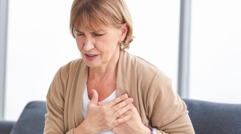 À 61 ans, elle n’a pas vu venir les signes : « Ces brûlures d’estomac cachaient autre chose… » bien être Boissons énergisantes Cardiologie Crise cardiaque eviter le stress prévention