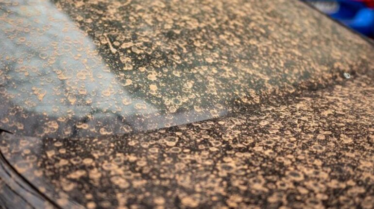 L’erreur fatale que vous faites avec le sable du Sahara sur votre voiture Dommages carrosserie Entretien automobile Nettoyage voiture Phénomène météorologique Sable du Sahara