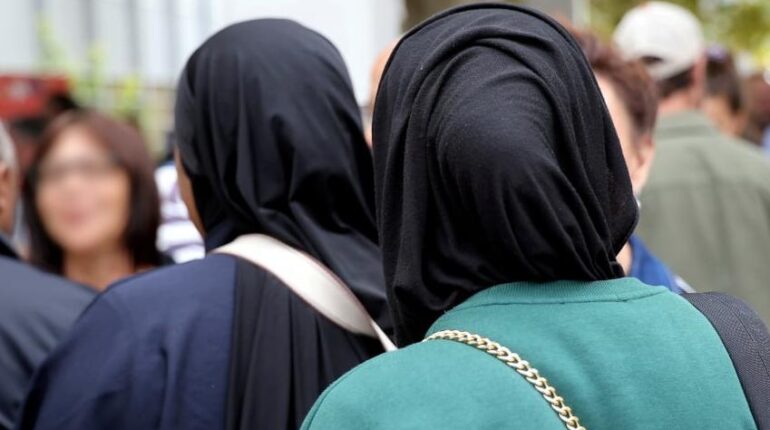 29 sénateurs LR dévoilent 17 mesures controversées : « Un étendard de l’apartheid sexuel » accusent la France actualité politique France Débat société Droits des femmes et Macron d’islamophobie Laïcité Sénat