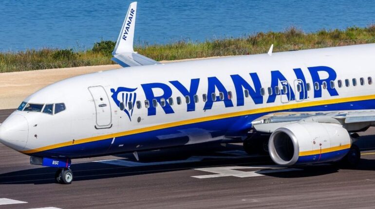 Face aux 70€ de frais réclamés par Ryanair, il a une idée radicale : « J’ai préféré détruire ma valise… » Bagage cabine Compagnie aérienne Conseils voyage Frais bagage Ryanair Voyage avion