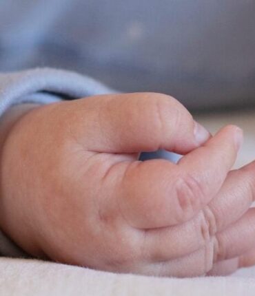 Elle rentre du travail et découvre son bébé de 3 mois mort dans sa balancelle : « J&rsquo;ai tout de suite compris que… »