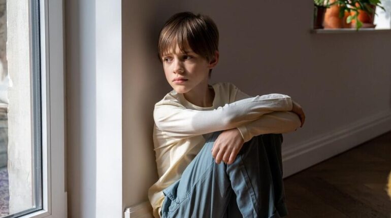 La psychiatre Marine Colombel révèle ce détail sur l’enfance qui pousse les adultes à couper les ponts avec leurs parents éducation enfance famille Pédopsychiatrie Relations amoureuses Rupture familiale Traumatisme