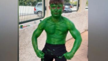 Benidorm Camp de vacances Communauté gens du voyage déguisement Hulk Hogan Mésaventure Peinture