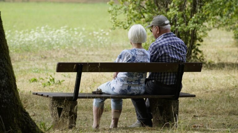 Soignés gratuitement en France grâce à une faille légale : un député veut faire payer ces retraités américains accusent la France Américains Boissons énergisantes Cotisations sociales Financement retraites Législation Système de santé