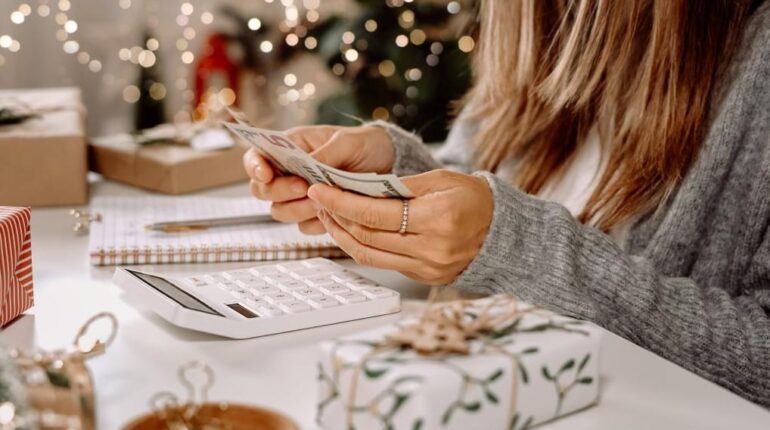 Prime de Noël 2025 : le gouvernement veut exclure 1,2 million de bénéficiaires dès 2026 Allocations Bénéficiaires Déficit Familles gouvernement Prime de Noël Sécurité sociale