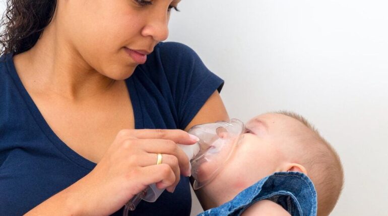 Seulement un bébé sur deux protégé : pourquoi les médecins s’alarment face à cette faible couverture Allaiter son bébé Bronchiolite Hôpitaux Pédiatrie prévention Santé infantile vaccination obligatoire