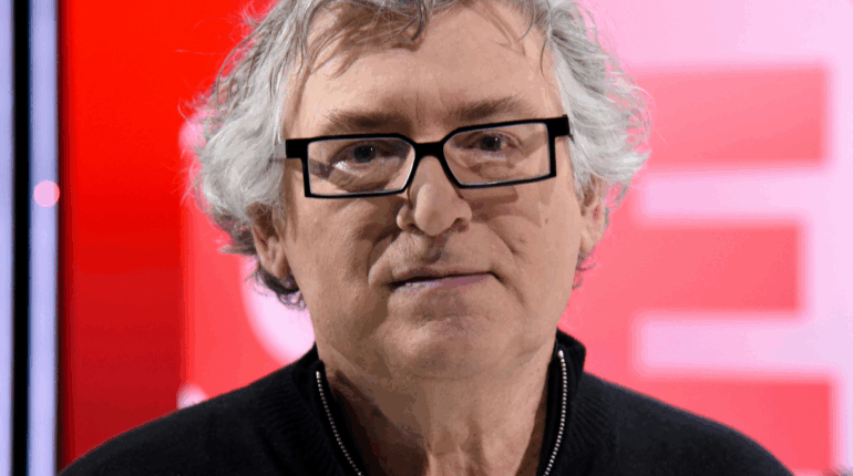 Michel Onfray sort du silence : « Si les gens ont un découvert de 200 euros au bout du 15 du mois, c’est parce qu’on les maltraite… » Aides Sociales Banques Économie locale Jeux de société Michel Onfray précarité
