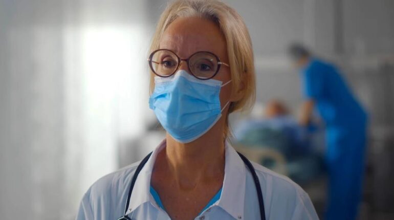 Dr Gérald Kierzek révèle pourquoi les hôpitaux parisiens réinstaurent le masque : « C’est insuffisant face aux vrais problèmes » acteurs masqués Boissons énergisantes Coronavirus covid-19 faits divers paris hôpital prévention