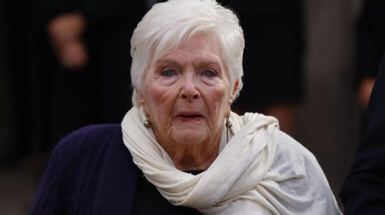 Line Renaud, 97 ans, fracasse Trump : « Il fout tout en l’air » et révèle pourquoi elle le qualifie de « cloche » actualité politique France Conscience sociale Donald Trump États-Unis Line Renaud Recherche de personnes