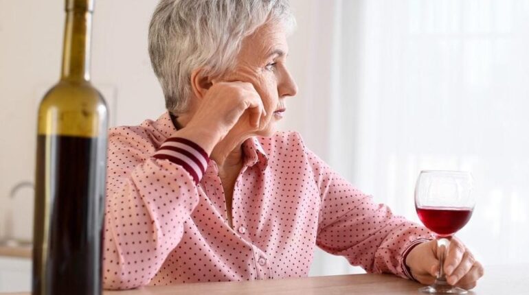 Ce que révèle cette étude sur 135 000 personnes après 60 ans va vous surprendre : même un seul verre par jour… Alcool au volant Boissons énergisantes cancer étude maladies cardiaques Risques professionnels Vieillissement