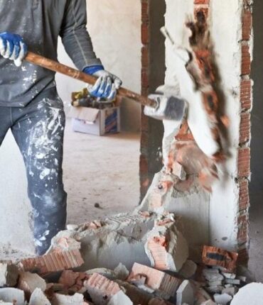 À bout de nerfs, il prend sa masse et détruit sa propre maison : « Ils me disaient qu&rsquo;ils étaient chez eux… »