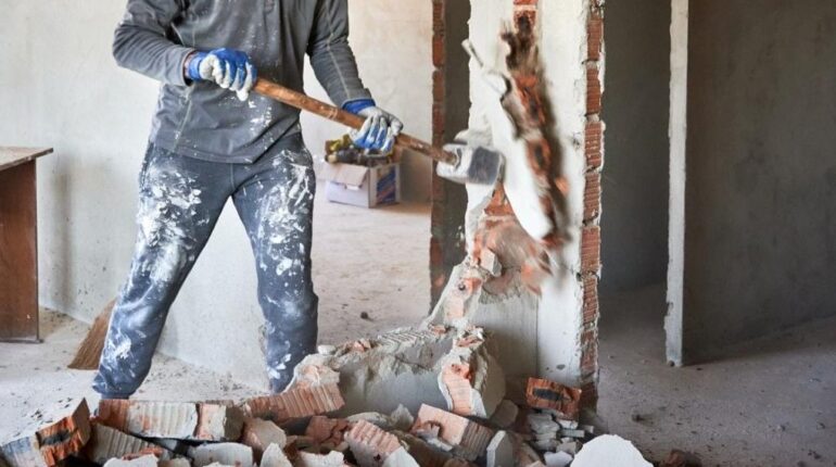 À bout de nerfs, il prend sa masse et détruit sa propre maison : « Ils me disaient qu’ils étaient chez eux… » Aide au logement Dégâts matériels Droits des propriétaires injustice Loi anti-squat violence