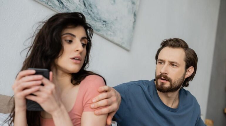 Ces 13 phrases que les infidèles utilisent sans s’en rendre compte (la n°8 devrait vous alerter) communication infidélité manipulation psychologie Relations à distance Tromperie