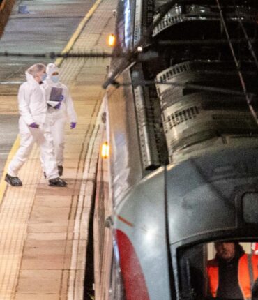Drame dans le train Londres-Cambridge : « Les passagers se cachaient dans les toilettes pour… »