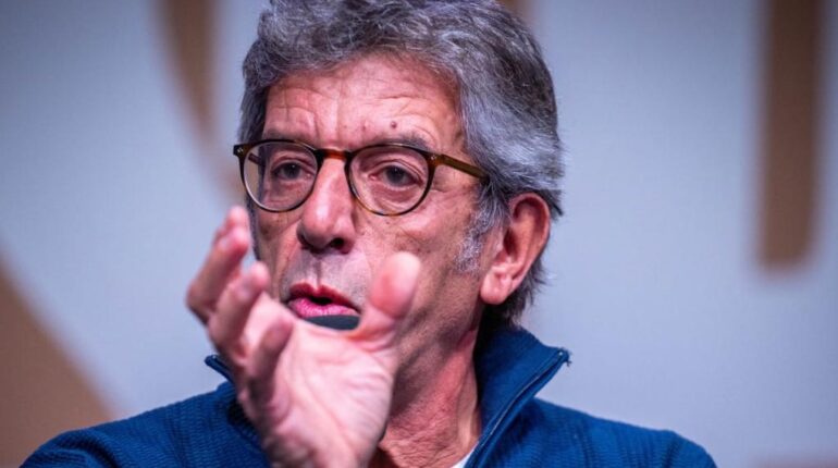 Michel Cymès révèle enfin son astuce anti-fatigue : « Ce fruit que je place en tête de liste… » Banane bien être Boissons énergisantes Consommation énergie fruits Michel Cymès santé nutrition