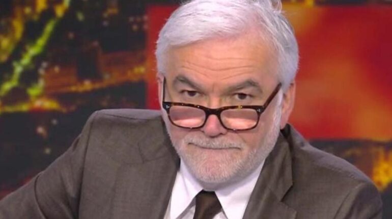 Pascal Praud furieux contre Complément d’enquête : « Les petits moutons ! », il dénonce une campagne orchestrée CNews Complément d'enquête Journalisme les médias sociaux Pascal Praud