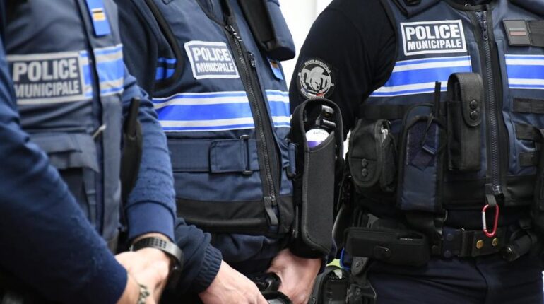 Dijon : un policier municipal déclare à des CE1 que son Glock est « chargé et prêt à l’emploi » lors d’une séance sur la sécurité routière allaité trois enfants armes blanches contrôles de sécurité Dijon Écoles Police municipale