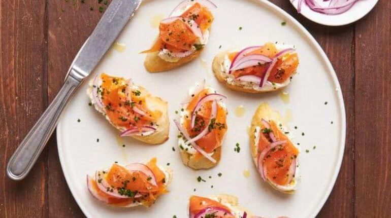Crostini à la truite fumée : comment réussir cette recette raffinée en 15 minutes chrono allocation de rentrée scolaire Apéritif Crostini Fromage frais Recette rapide Truite fumée