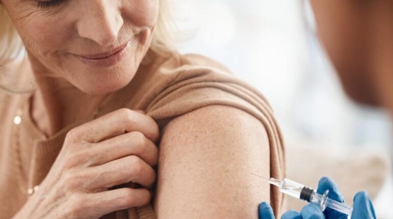 Fêtes de fin d’année : pourquoi vous devez vous faire vacciner avant le 25 décembre pour être protégé Co-vaccination covid-19 Fêtes de fin d'année grippe prévention Santé Publique
