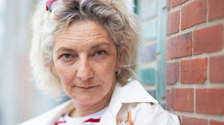 Corinne Masiero ouvre les portes de sa maison du Pas-de-Calais : « On vit à 8 adultes, c’est… » Âge de départ Corinne Masiero Maison communautaire mode de vie Nicolas Grard Nord-pas-de-Calais