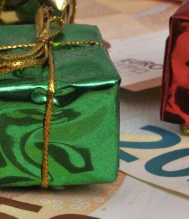 Argent reçu à Noël : seuls les dons supérieurs à 800 euros (ou 2% du patrimoine) sont à déclarer aux impôts