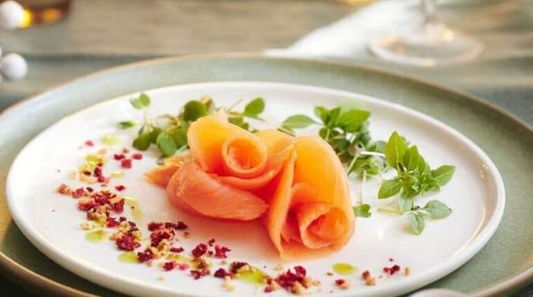 Saumon fumé : cette crème citronnée fouettée change tout pour vos apéritifs de fêtes allocation de rentrée scolaire Apéritif Crème citronnée envisageable avant les fêtes Recette facile Saumon fumé