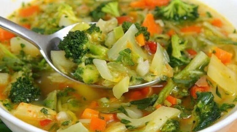 Soupe détox aux légumes : comment le brocoli, le chou et le curcuma stabilisent votre glycémie naturellement Brocoli Chou frisé Curcuma glycémie Jus de fruits et légumes Recette saine Soupe détox