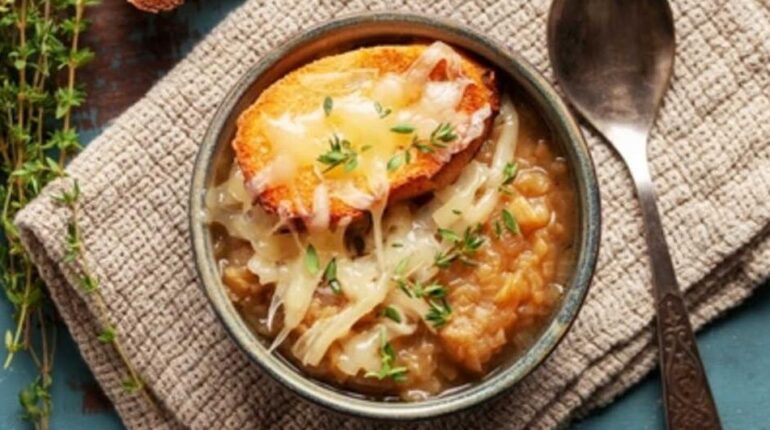 Cuisine réconfortante Plat économique Recette d'hiver Recette facile Soupe à l'oignon