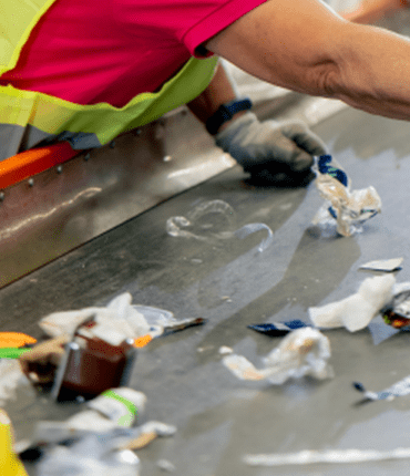 Athis-Mons : 100 000 euros en billets souillés découverts dans un centre de tri, enquête pour blanchiment ouverte