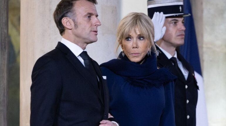 Brigitte Macron tient un journal intime à l’Élysée et le détruit systématiquement pour qu’Emmanuel ne le lise jamais Brigitte Macron Champs-Élysées Famille présidentielle Journal intime Plus de respect de la vie privée