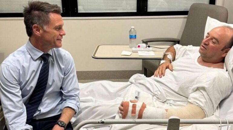 Ahmed el Ahmed, le héros qui a désarmé le terroriste de Sydney à mains nues, reçoit 2,5 millions de dollars : « Est-ce que je le mérite ? » Argent de poche Attentat Bravoure Ce coiffeur australien héros préférés Réfugiés Sydney