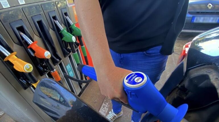 Carburant à prix coûtant chez E.Leclerc et Intermarché ce week-end : jusqu’à 12 centimes d’économie avant la hausse de janvier Augmentation prix Bon plan Carburant E.Leclerc Économie d'énergie Intermarché